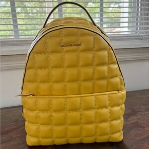 MICHAEL KORS SHEILA MEDIUM BACKPACK QUILTED DAISY YELLOW Vegan leather